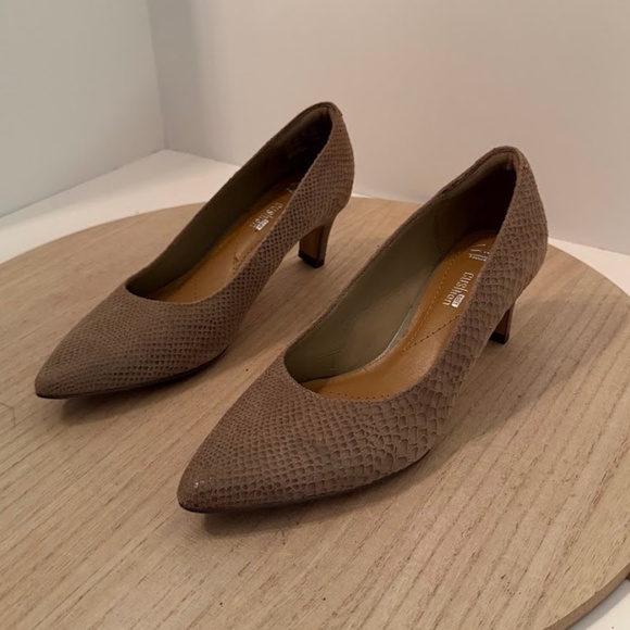 Clarks Collection Women’s Cushion Soft Heels Size 5.5M - Picture 1 of 6